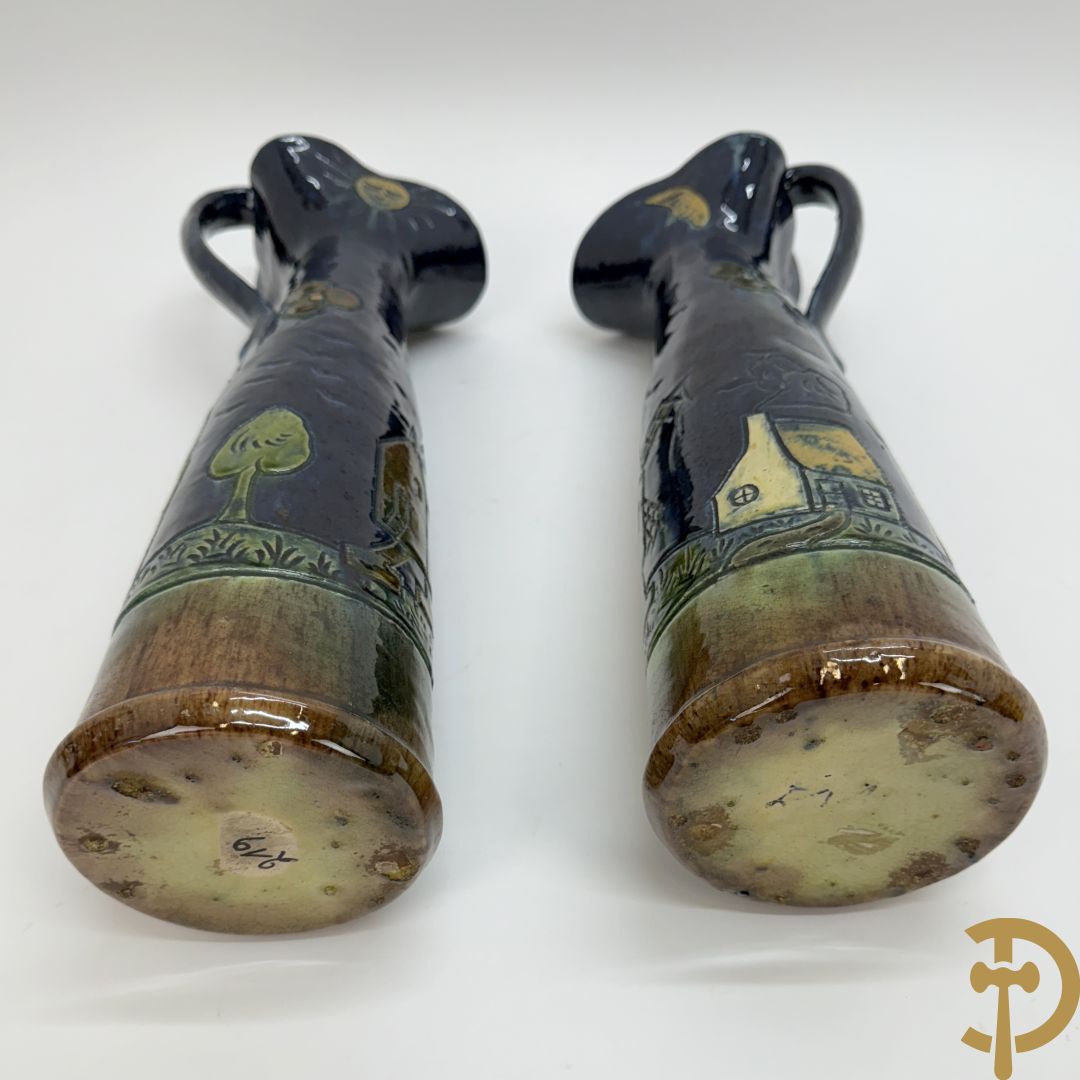 Paar Vlaamse aardewerken vazen met zeilboten 