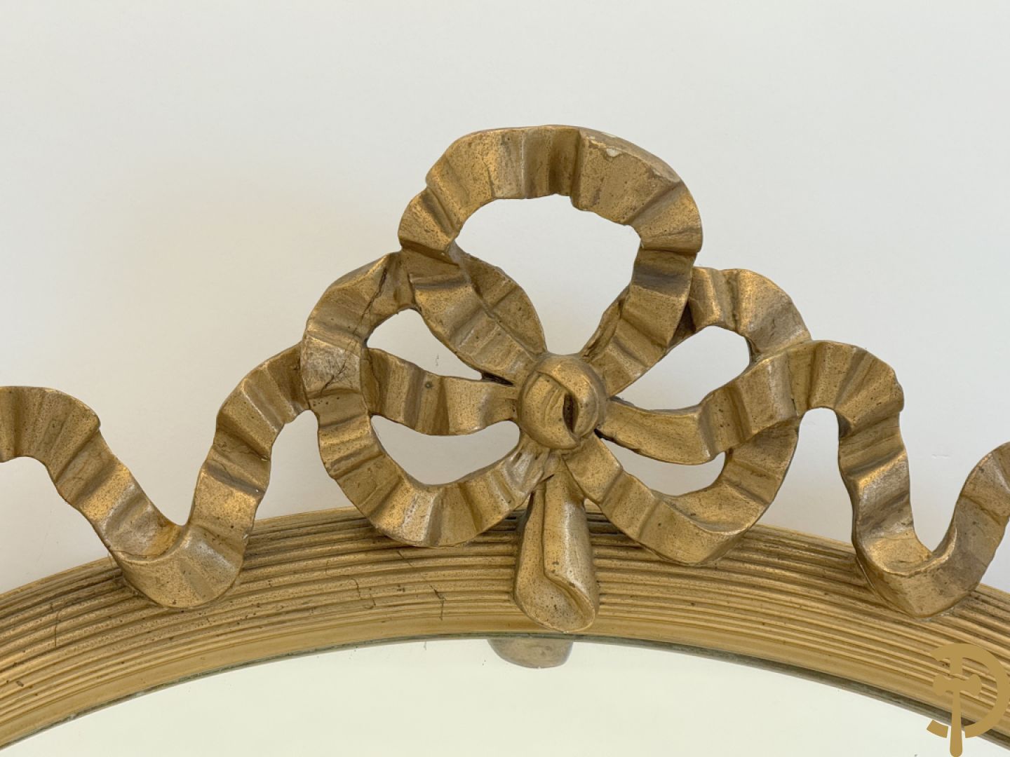 Ovale vergulde spiegel met Louis XVI strik