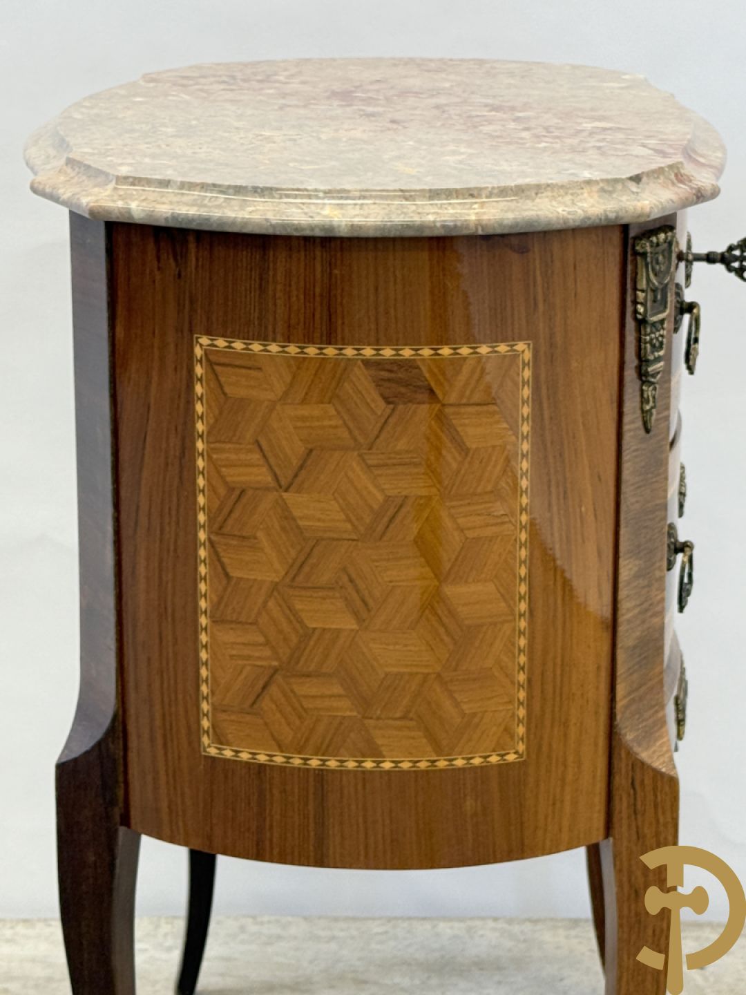 Notelaren geparketteerd tweeladenkastje met bronsbeslag, bovenaan bezet met marmeren blad