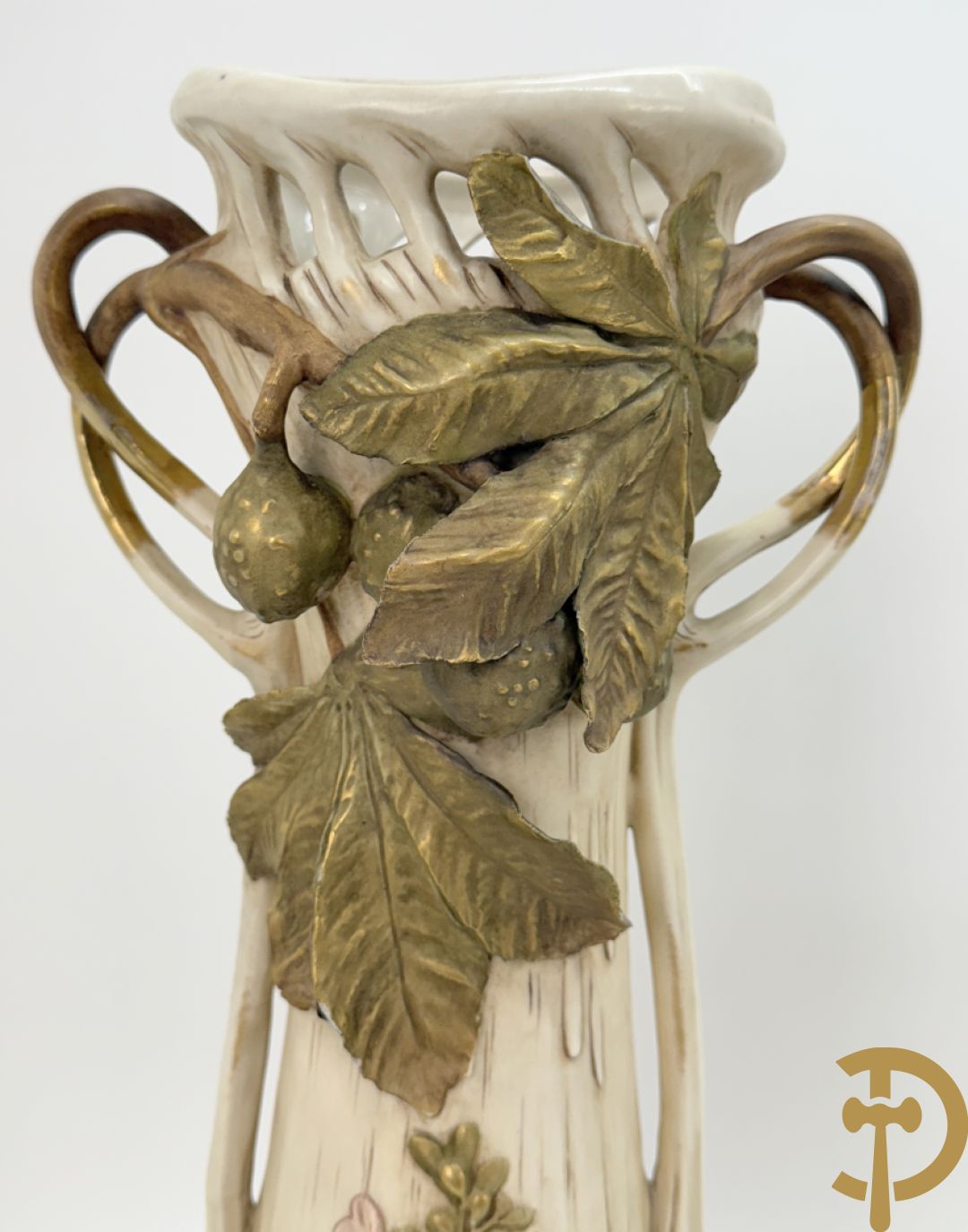 Paar Royal Dux vazen met bloemen bezet