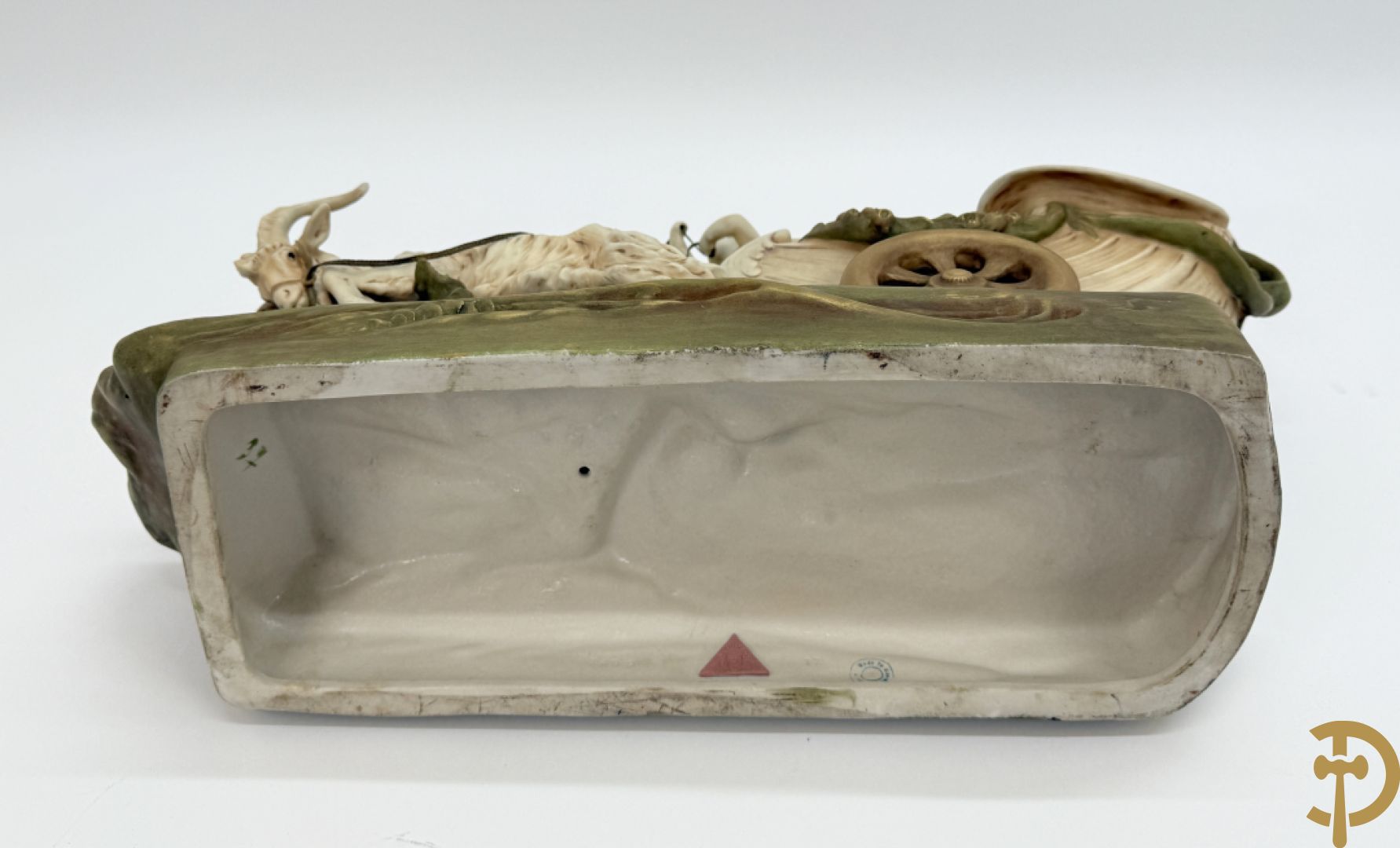 Royal Dux beeld van cupido met 2 rammen op carosse