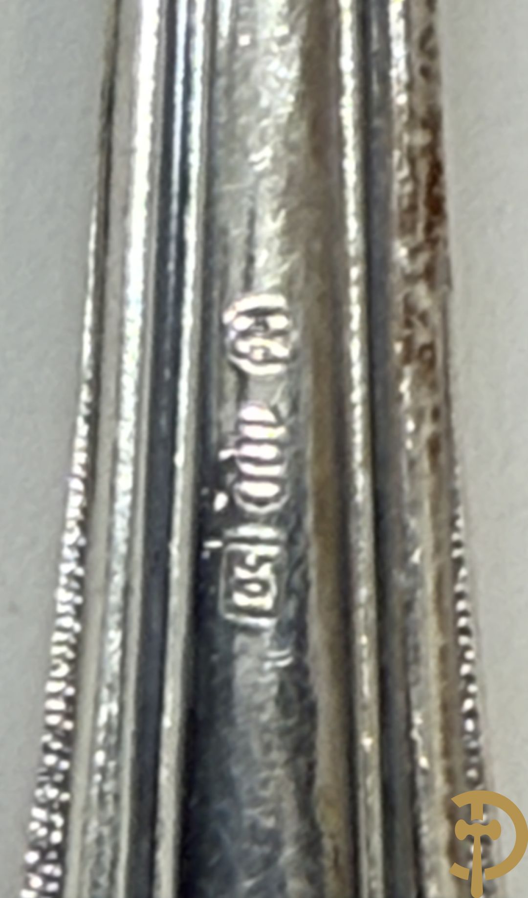 Verzilverd bestek Louis XV stijl bestaande uit lepels, vorken, messen, dessertlepels, dessertvorken, koffielepels, kleine vorken, visvorken, vismessen en soeplepel - in koffer