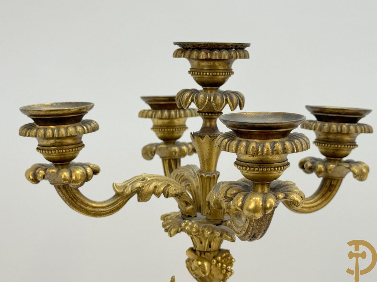 Paar bronzen kandelaars met sater en naakte dame, versierd met accanthusranken en dierenmotieven