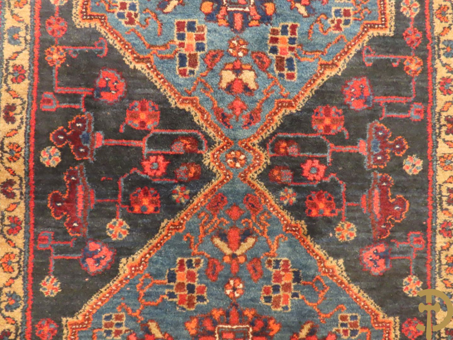 Oosterse handgeknoopt tapijt met geometrische motieven op blauwe fond Malayer + Oosters handgeknoopt tapijt met bloemenpatronen rode fond Kashkay