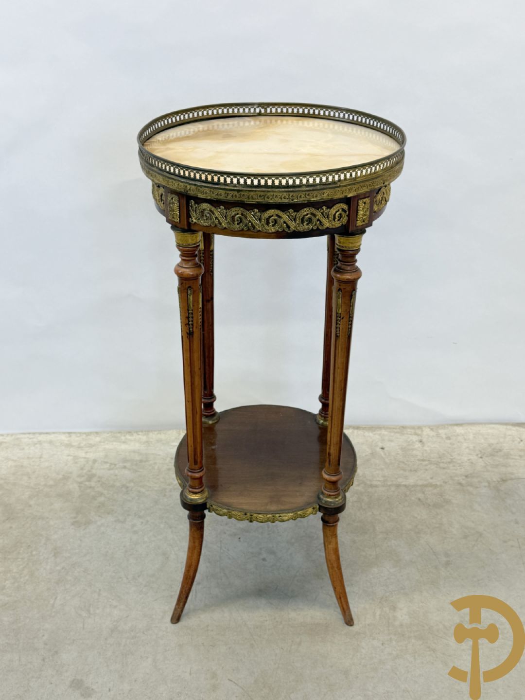 Notelaren staander met onix marmeren blad, gallerij en bezet met bronsbeslag - op gecanneleerde pootjes