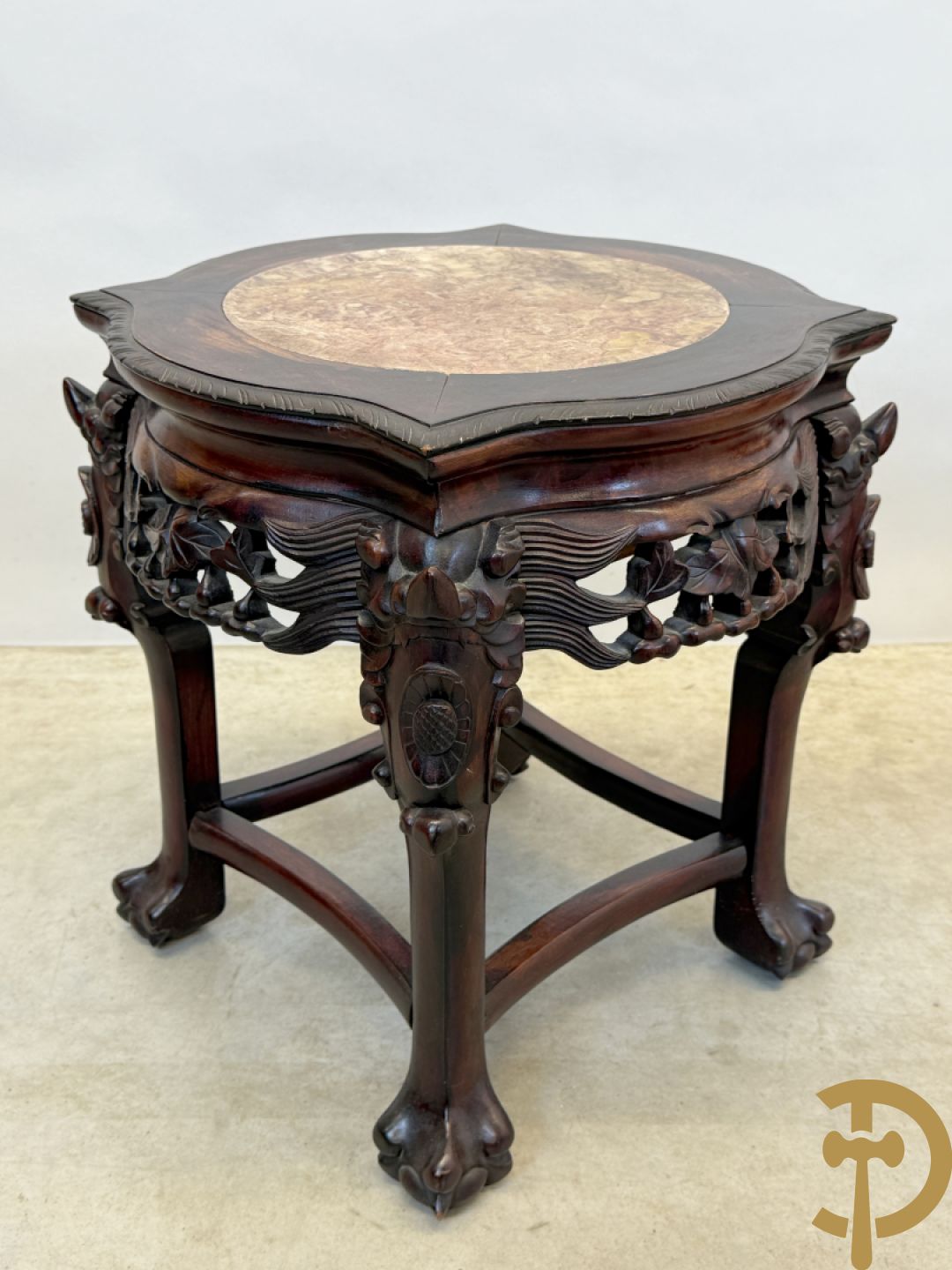 Achthoekige en afgeronde Chinese sokkel met sculptuur