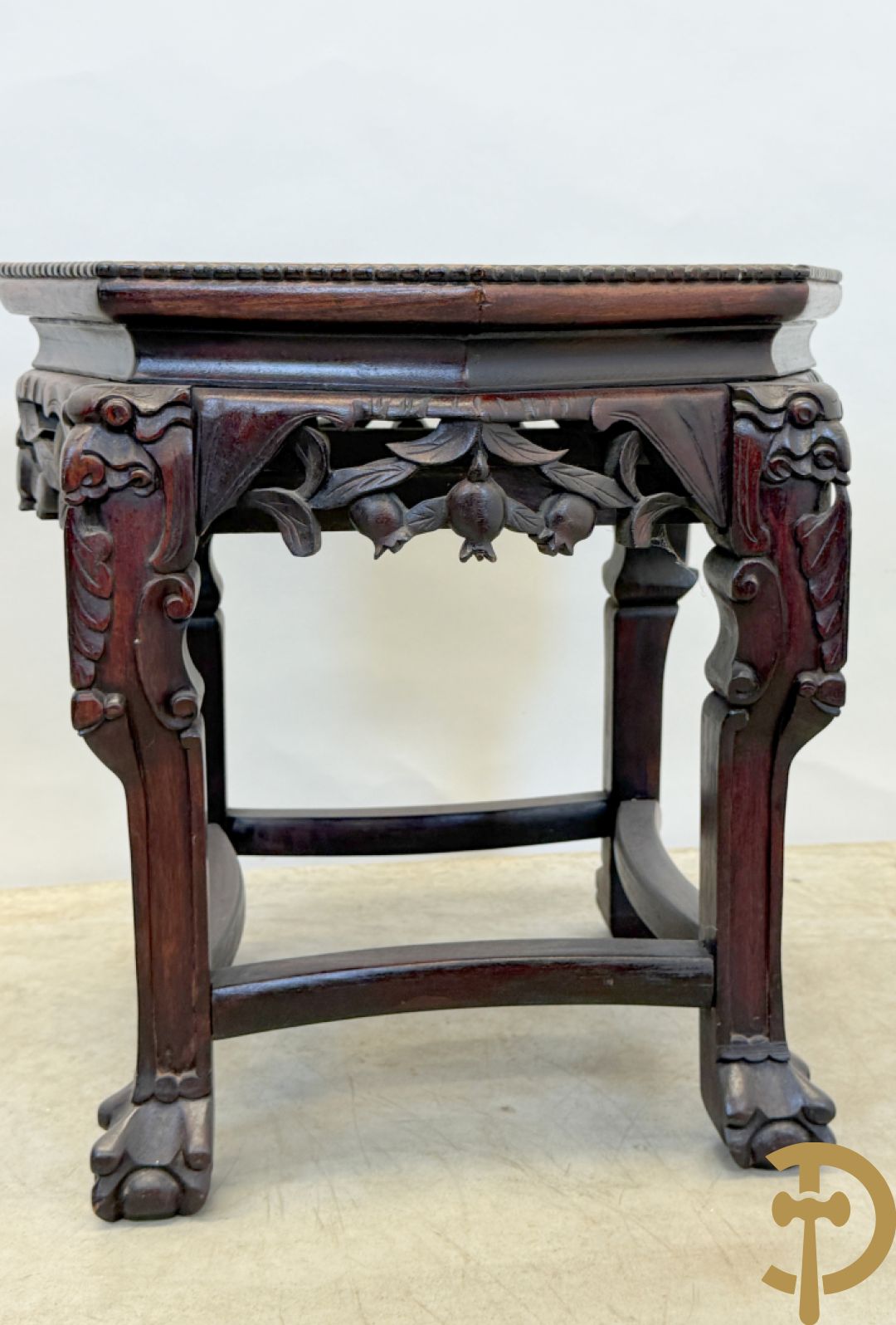 Achthoekige en afgeronde Chinese sokkel met sculptuur