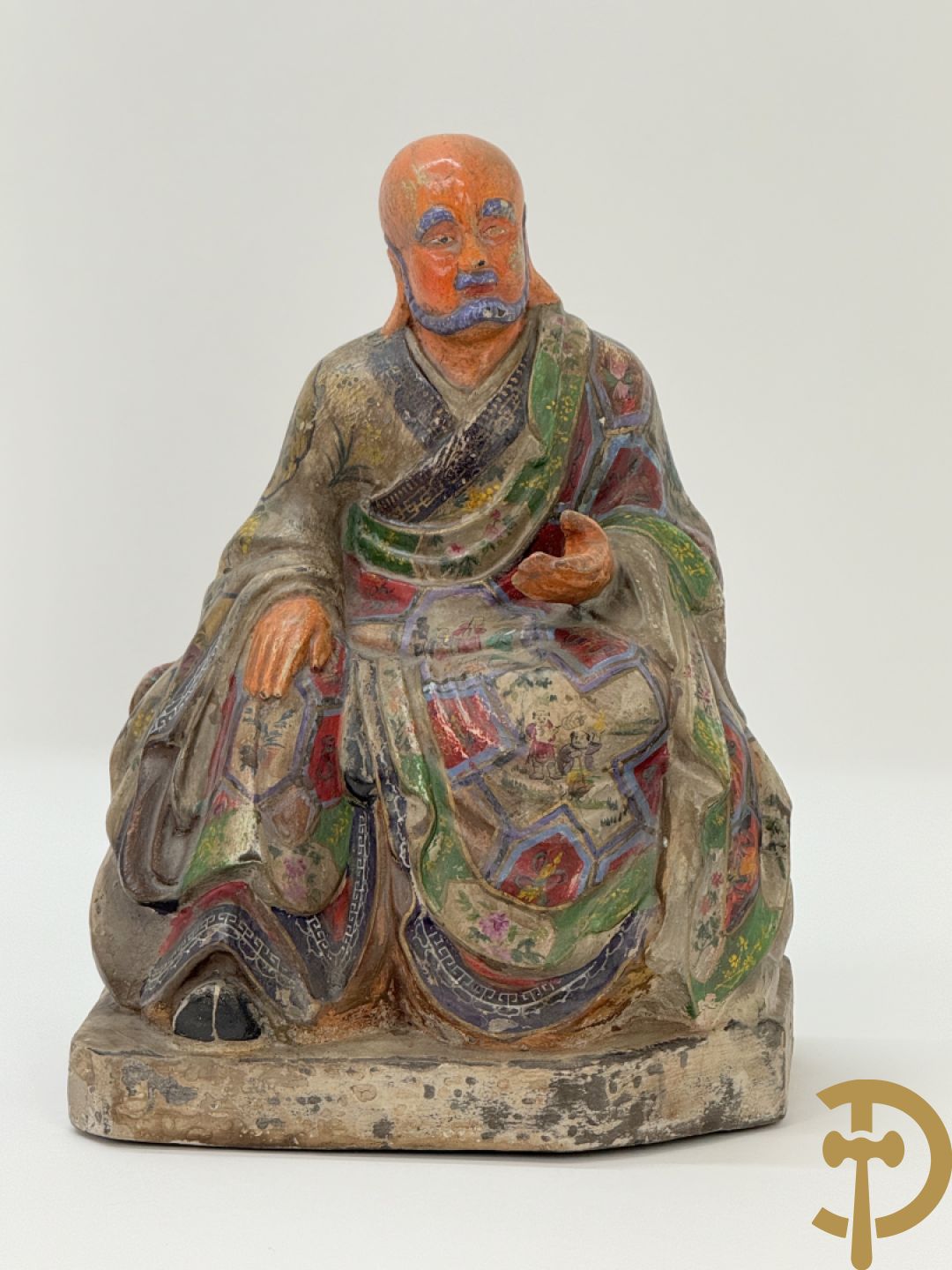 Houtgesculpteerde en gepolychromeerde zittende Aziatische wijsgeer