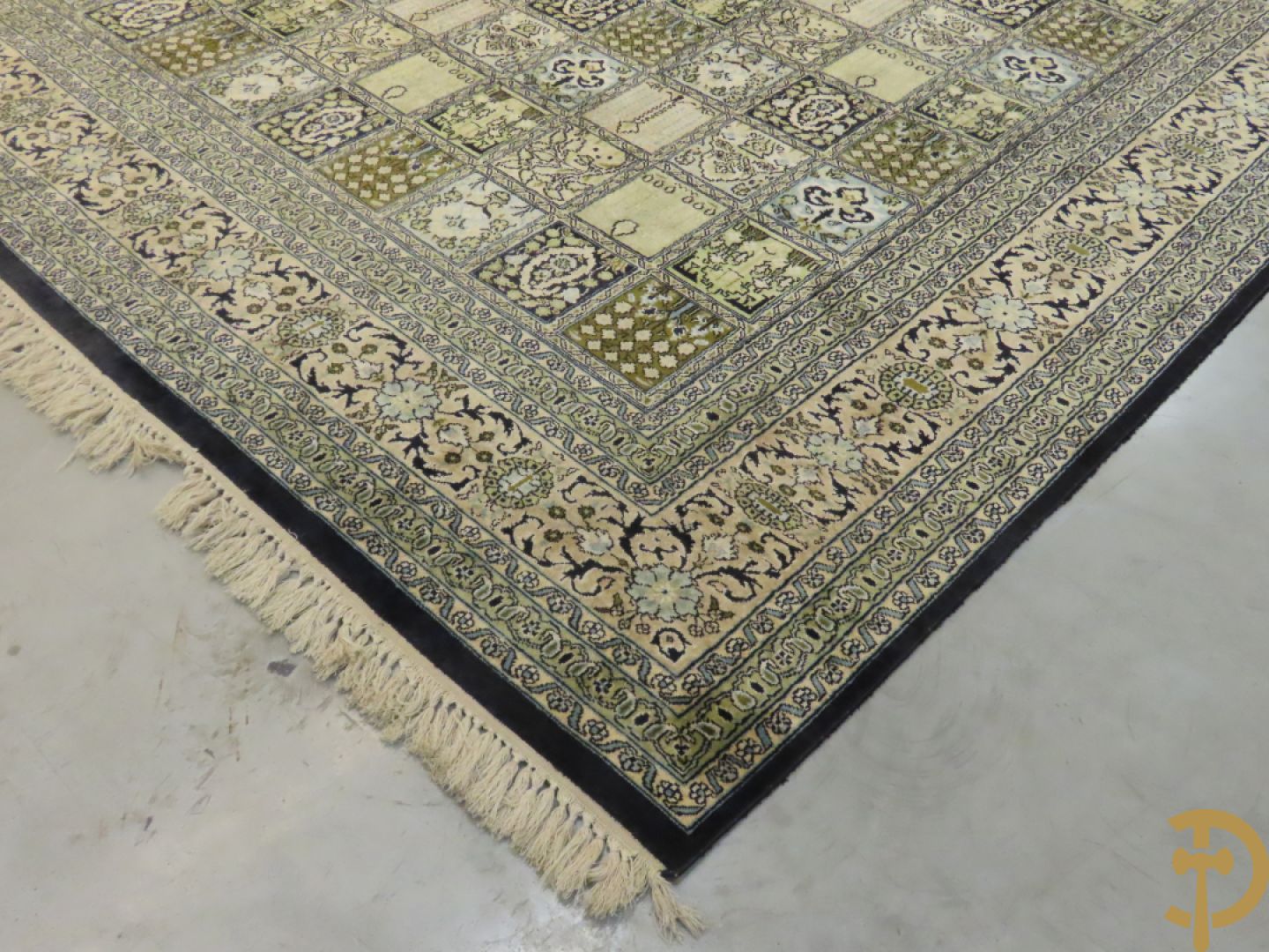 Oosters handgeknoopt tapijt zijde op katoen met patronen