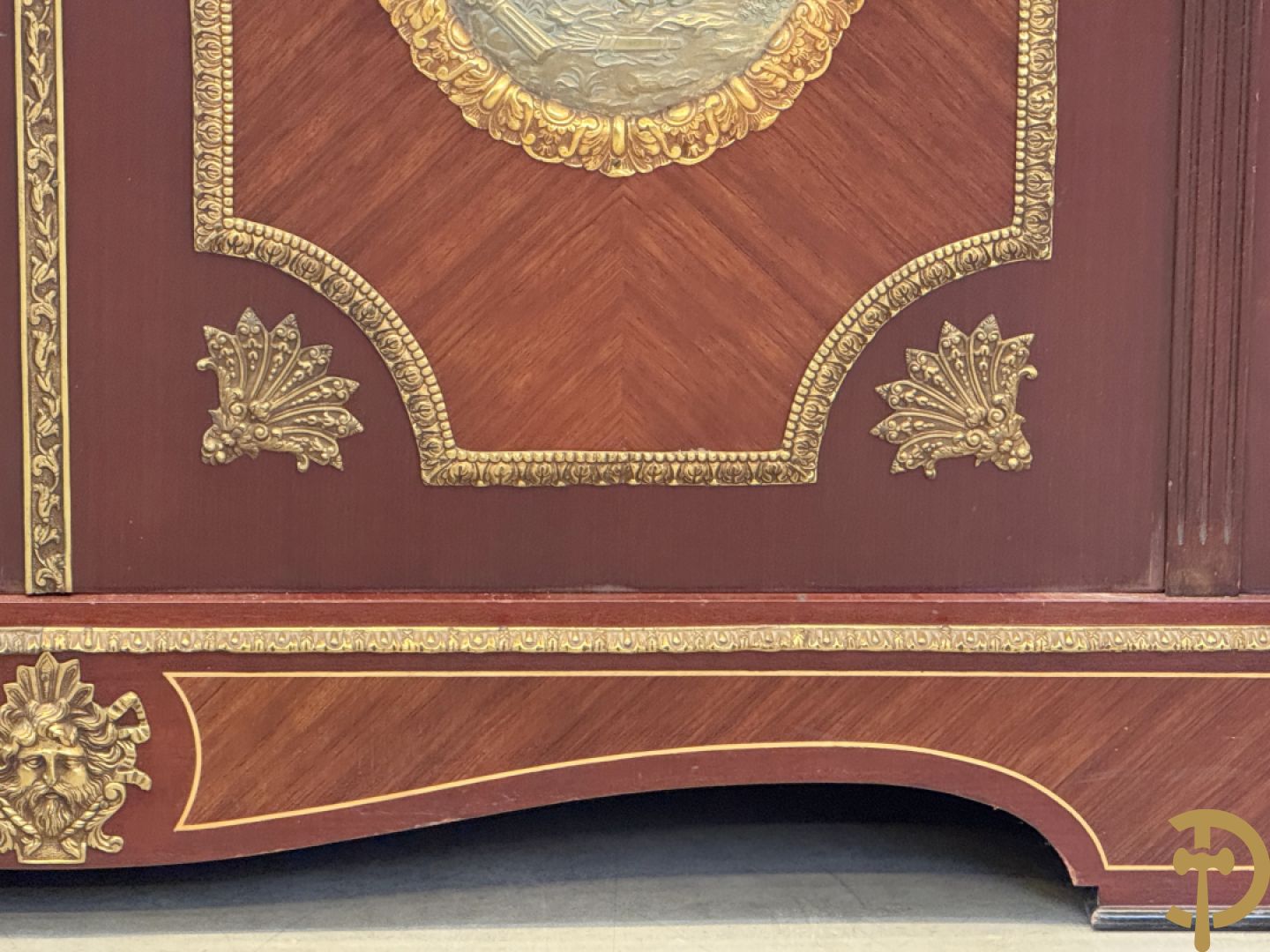 Notelaren vierdeursdressoir met 3 laden, gemarketteerde bloementaferelen en ovale bronzen plakkettes - zijdelings met damesfiguren - bovenaan met wit marmeren blad