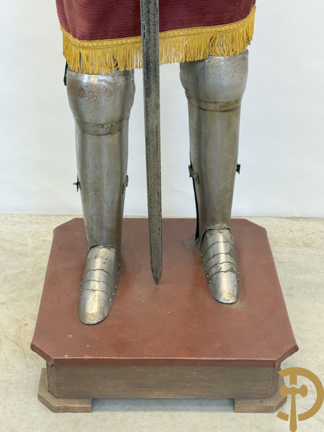 Paar ijzeren decoratieve harnassen ridderuitrusting met geciseleerde motieven op de elementen, met zwaard en ridderhelm - op statief - vermoedelijk Spaans 1930-1940