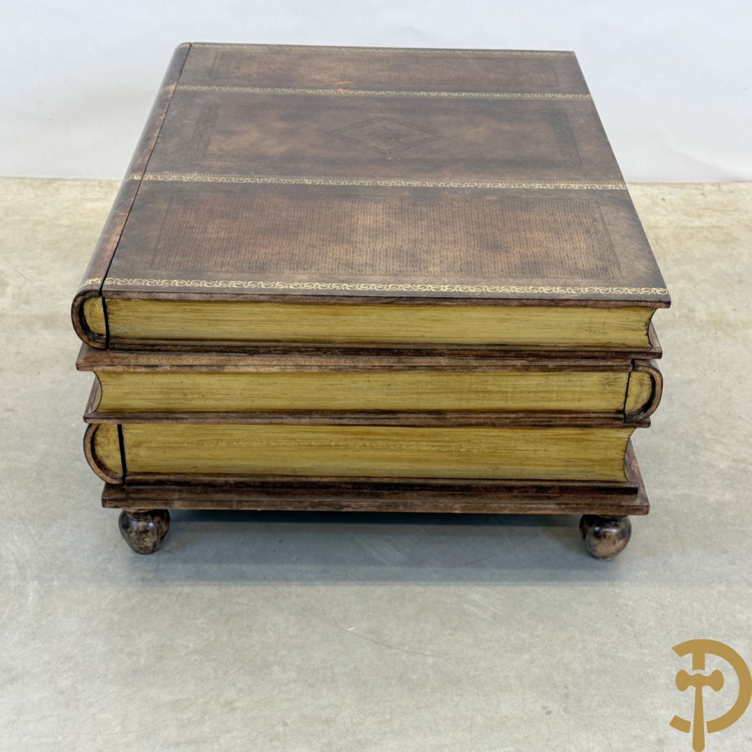 Salontafel met leder bekleed in de vorm van 3 op elkaar gestapelde boeken