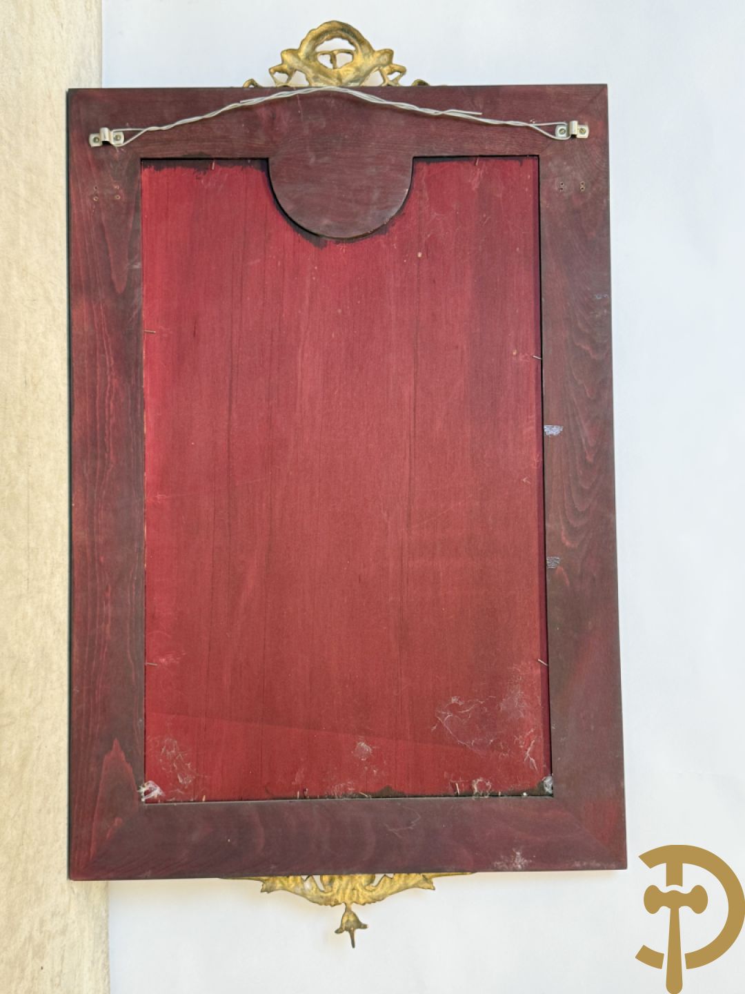 Notelaren console met porseleinen plakkettes met bloemen beschilderd en bronsbeslag + spiegel met porseleinen plakkettes