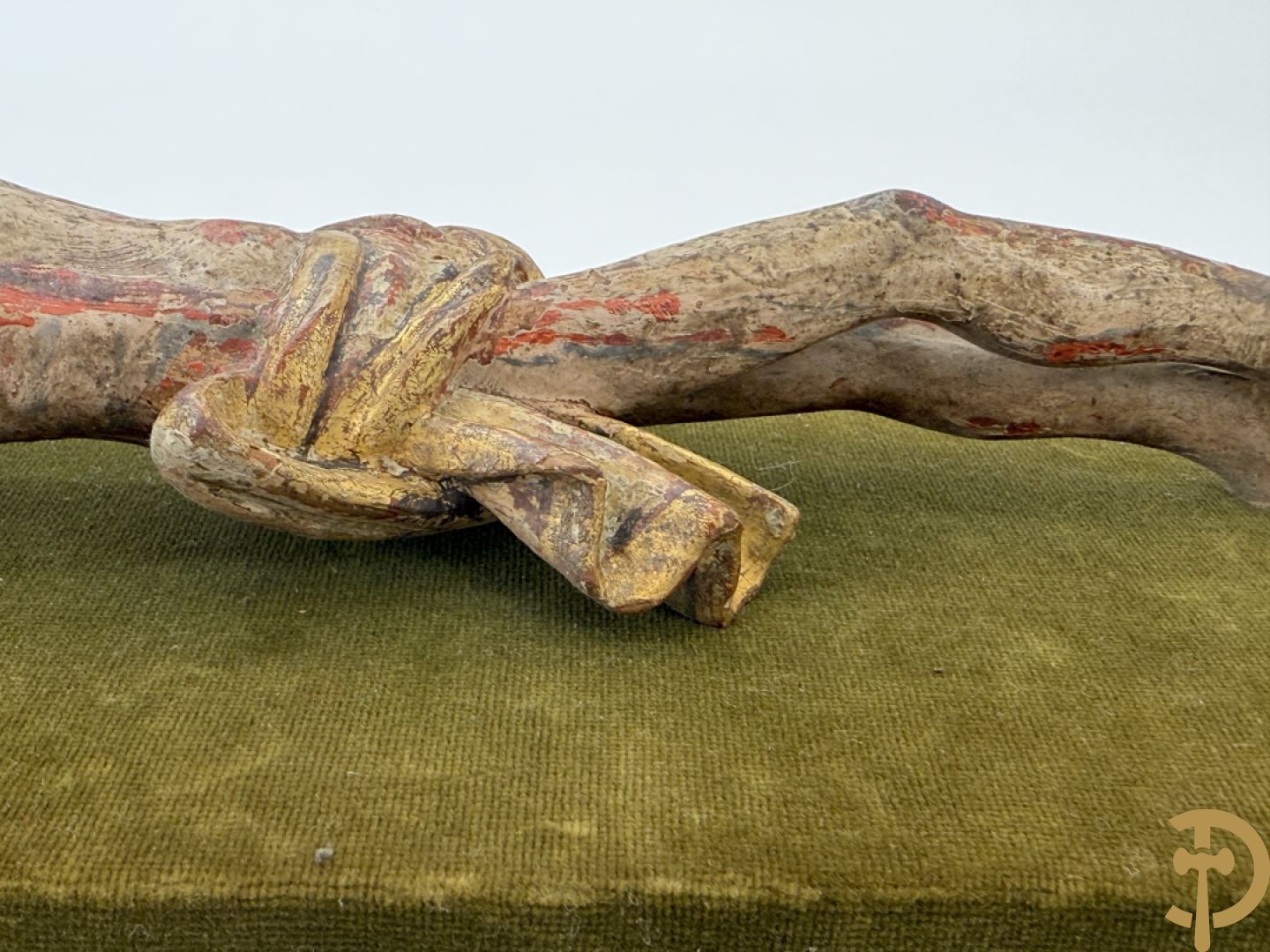 Twee houtgesculpteerde en gepolychromeerde corpussen, 18e