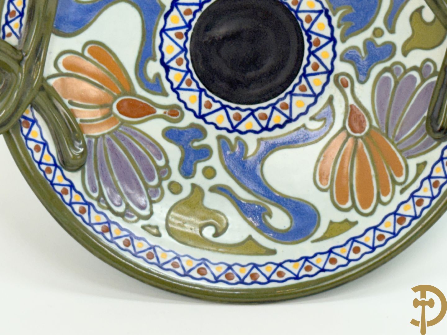 Drie borden in meerkleurige Gouda faience + kandelaar in Gouda faience + 2 vazen in Gouda + bonbonnière Gouda + vaasje Bergen