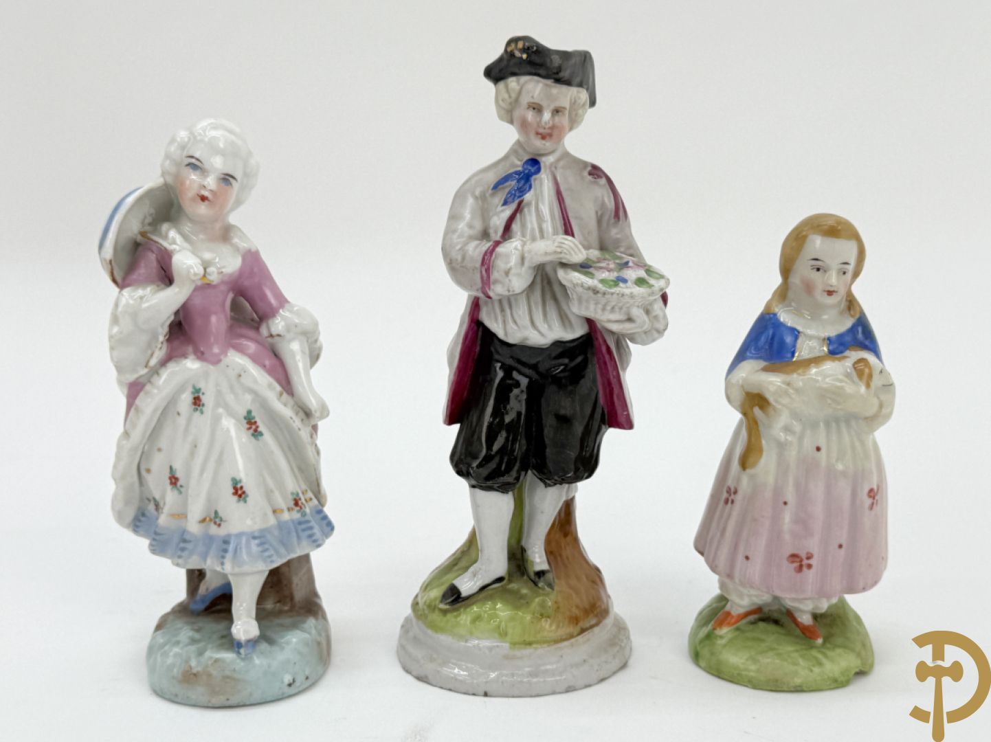 Twee Engelse meerkleurige keramieken sierstukken met personages + vier koppels Engelse biscuits + waterdrager in Royal Dux + 2 houtsculpturen