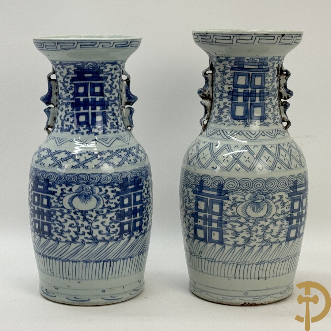 Paar blauw/witte Chinese porseleinen vazen met tekens en accanthusranken, 19e