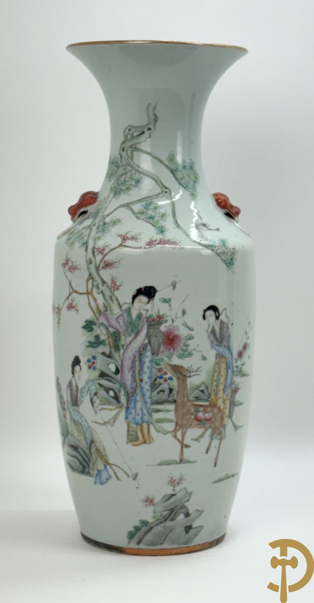 Chinese porseleinen vaas met decor van dames en hert in landschap