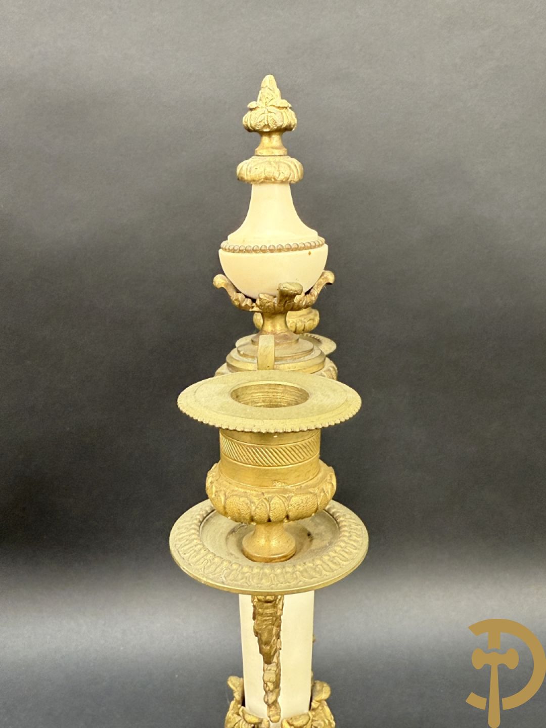 Paar marmeren kandelaars met bronzen cupido