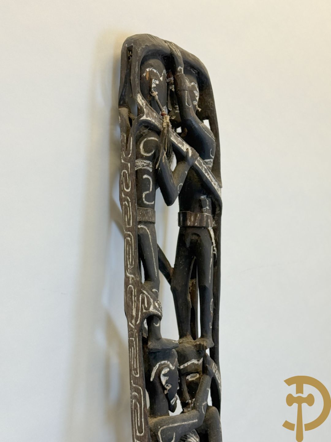 Nieuw Zeelandse totempaal met gesculpteerde houten figuren bewerkt met krijt