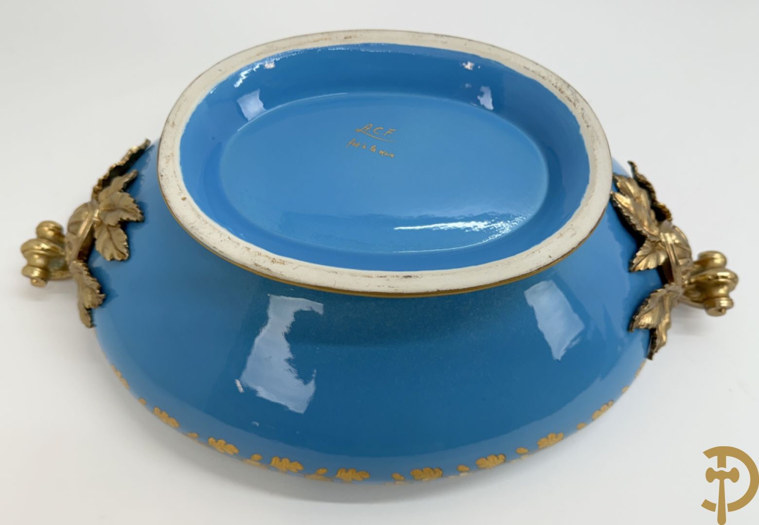 Hemelsblauwe dekselcoupe met decor van romantisch tafereel en bronzen ornamenten op onderschaal, ACF gemerkt