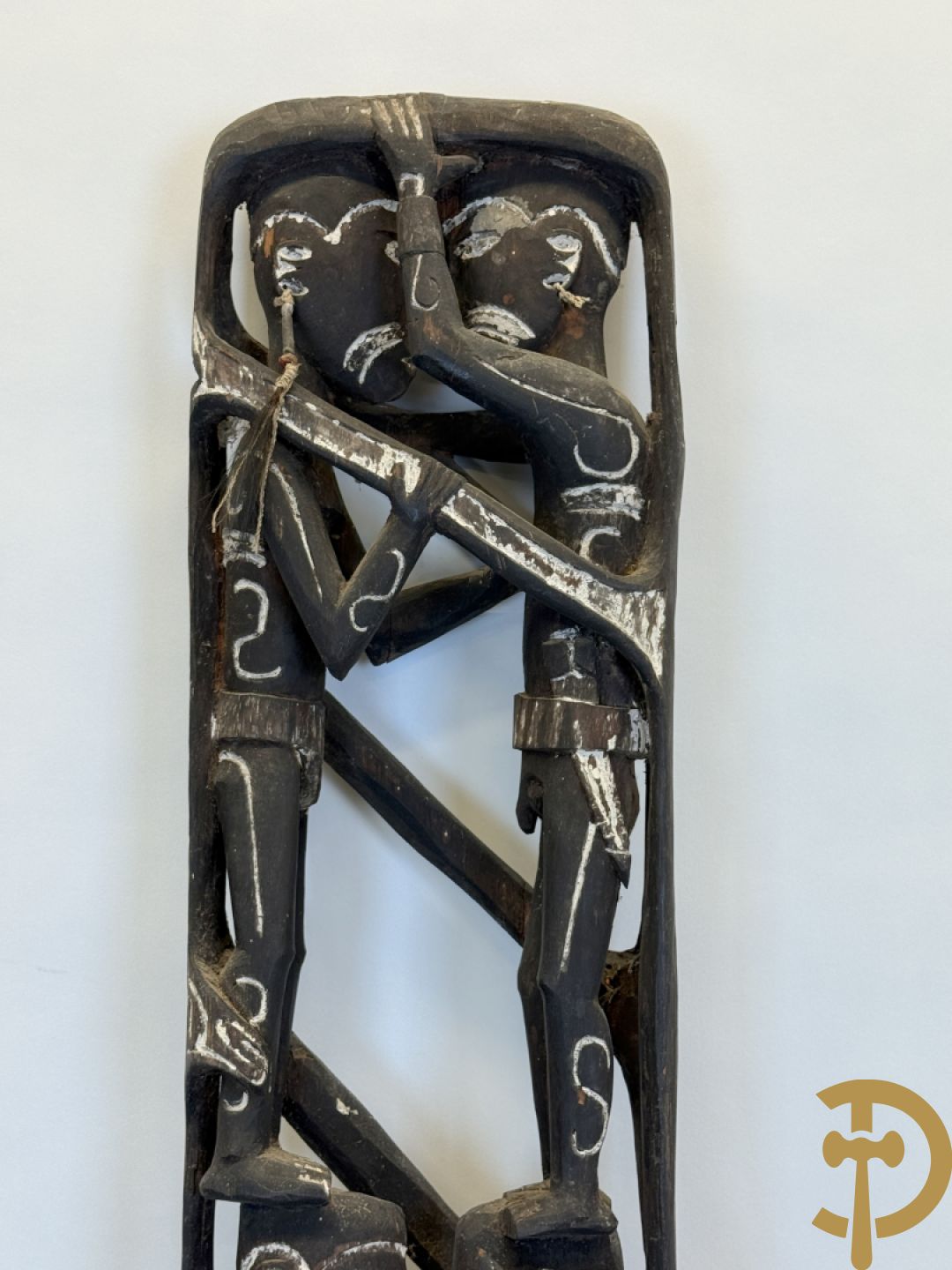 Nieuw Zeelandse totempaal met gesculpteerde houten figuren bewerkt met krijt