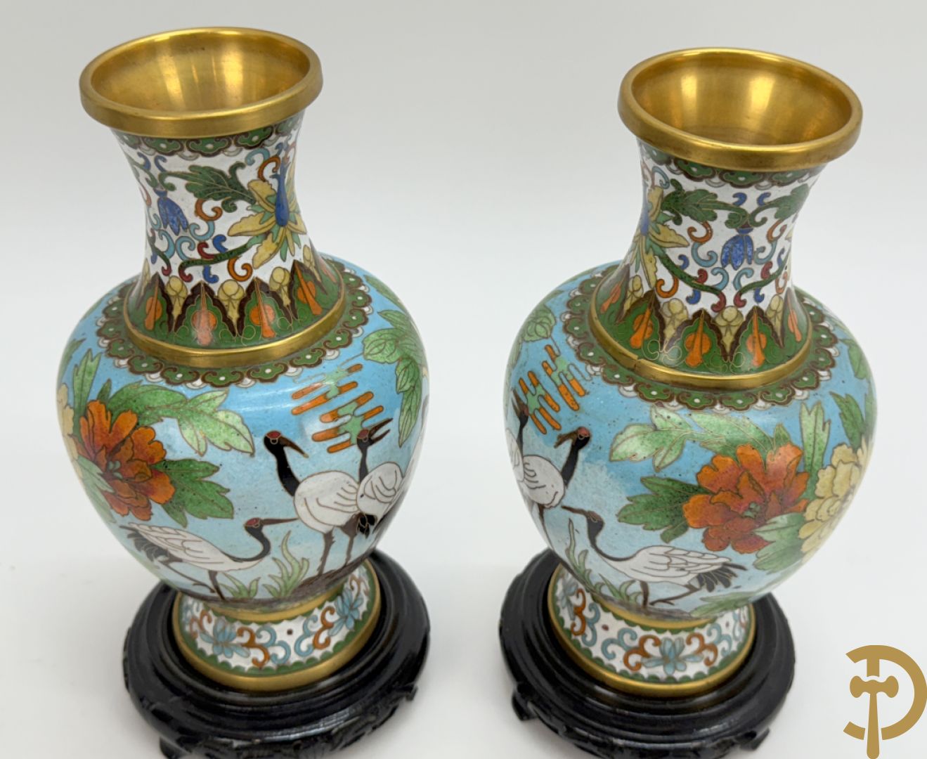 Paar ballustervormige cloisonévazen met decor van vogels en bloemen - op houten sokkel + paar kleine cloisonévazen met vogel en bloemendecor - op houten sokkel