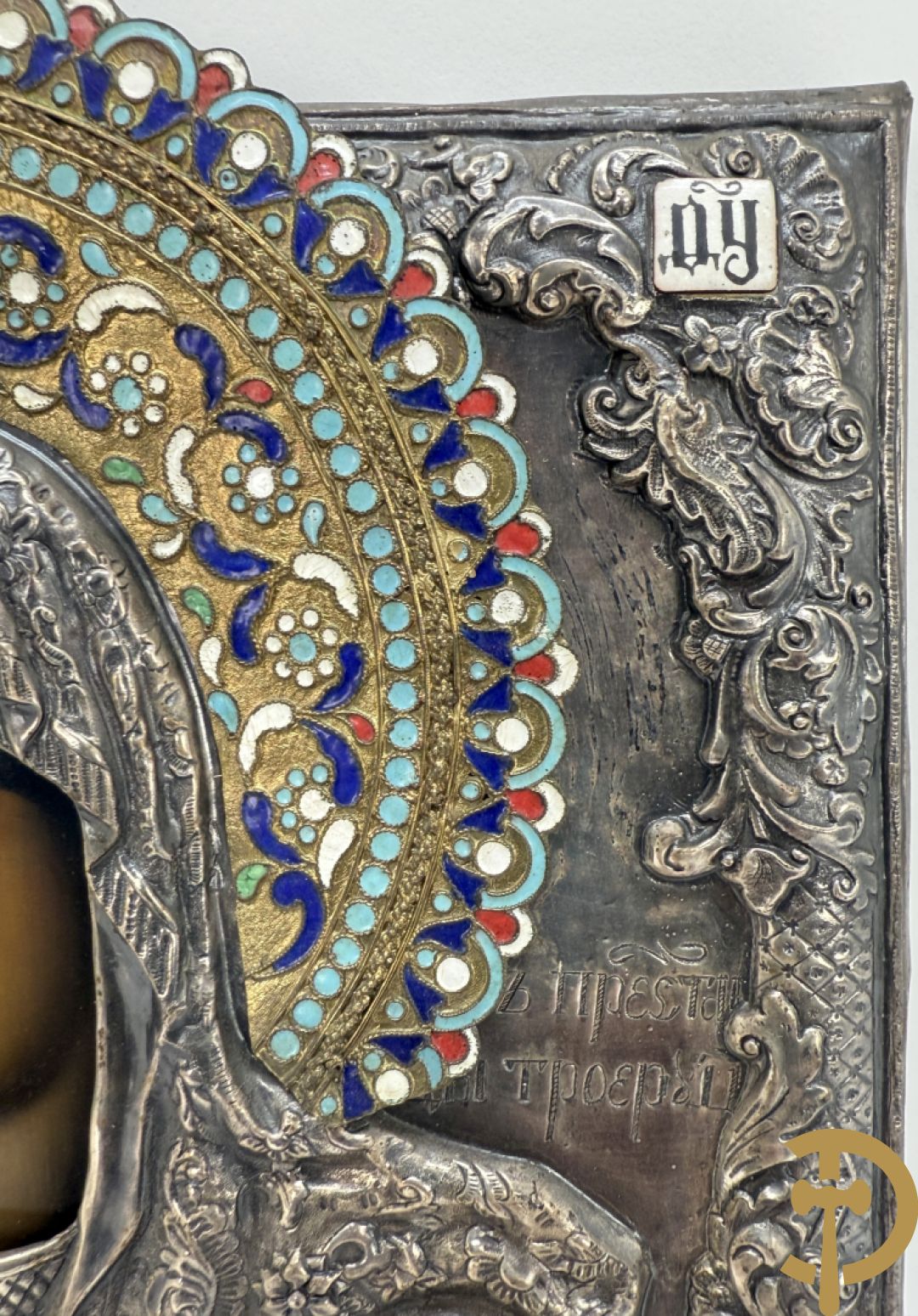 Ikoon met voorstelling van Madonna met kind en verzilverde rizza bezet met email