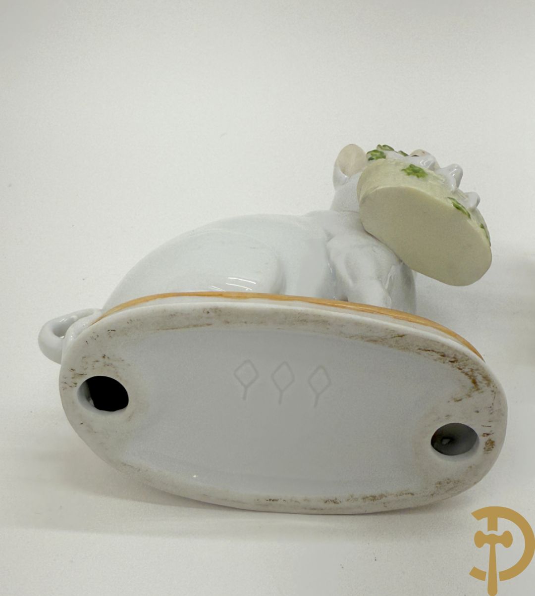 Koppel porseleinen beeldjes met varkens houdende een mandje met biggetjes