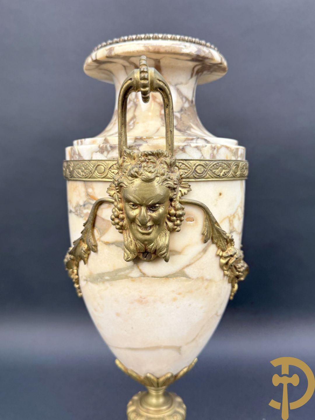 Paar marmeren cassolettes met hermenhoofden en guirlandes