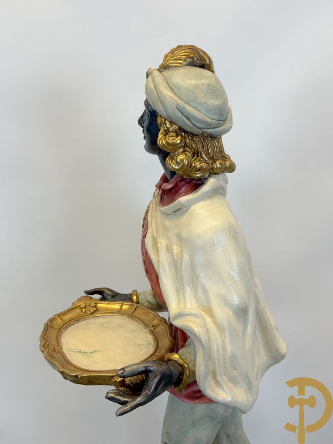 Gepolychromeerde staande moor in Victoriaanse kledij, met opdienschaal, op sokkel - Italiaans