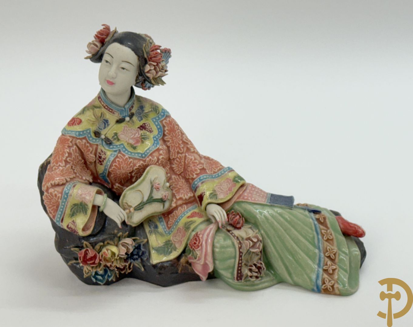 Japanse porseleinen liggende dame met waaier