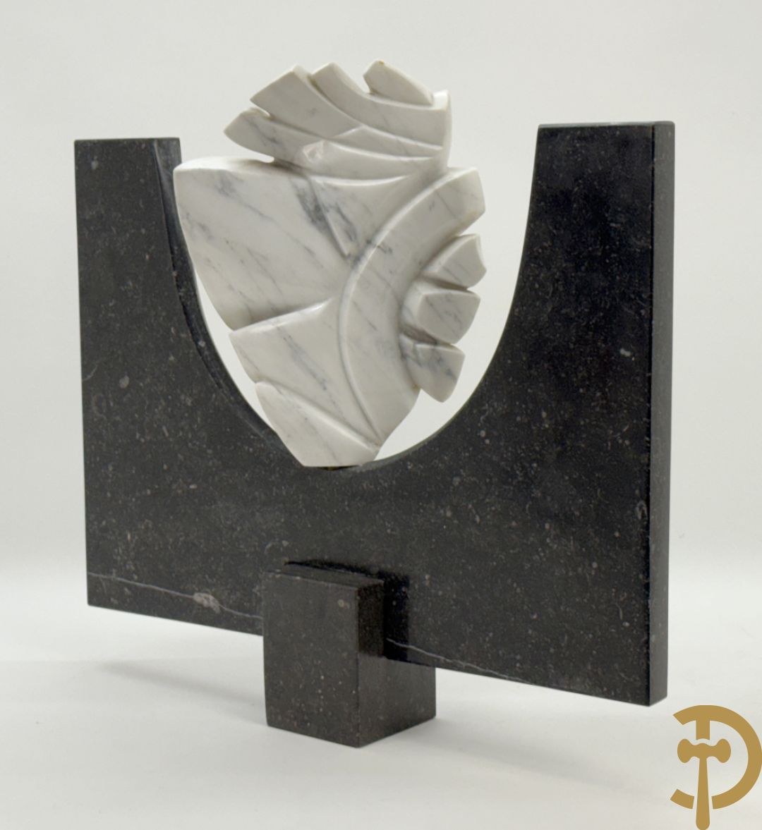 Ongetekend wit marmeren beeld op granieten onderstel