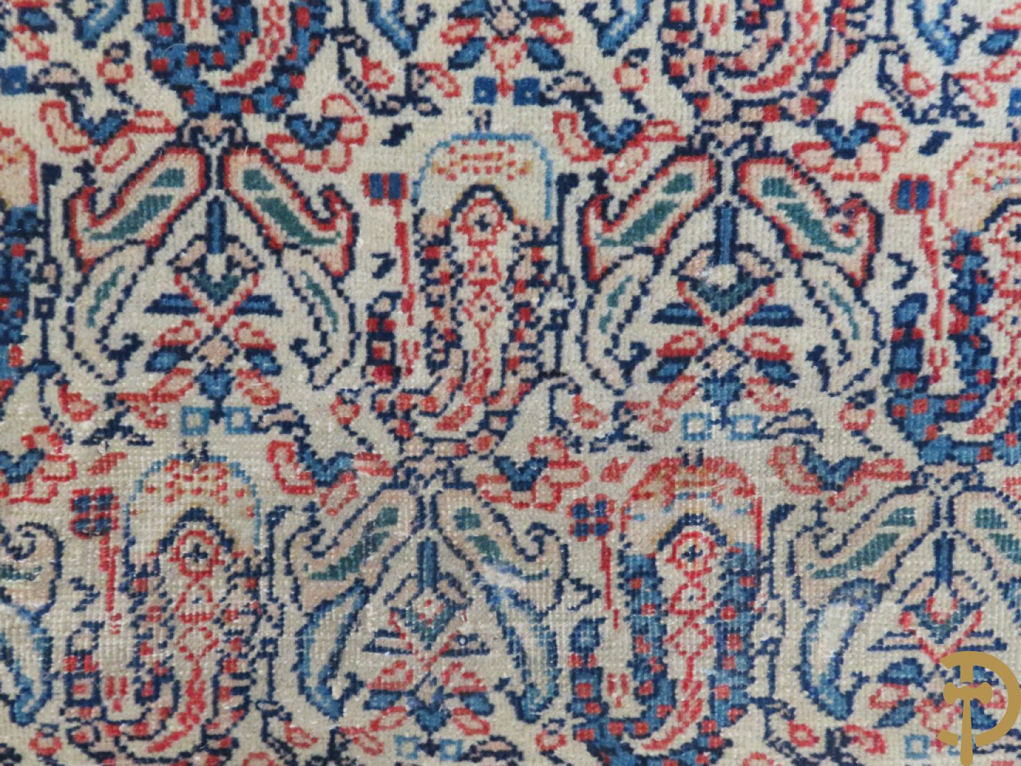 Antiek handgeknoopt tapijt met cashmeremotieven en florale omranding