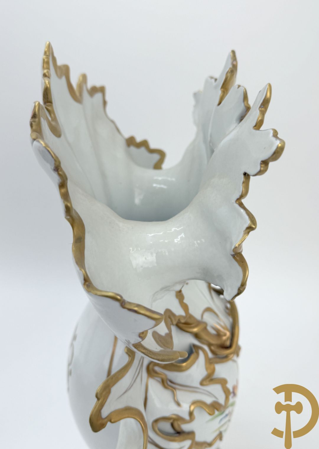 Paar porseleinen cornetvazen met bloemendecor, deels verguld, gemerkt Capo di Monte