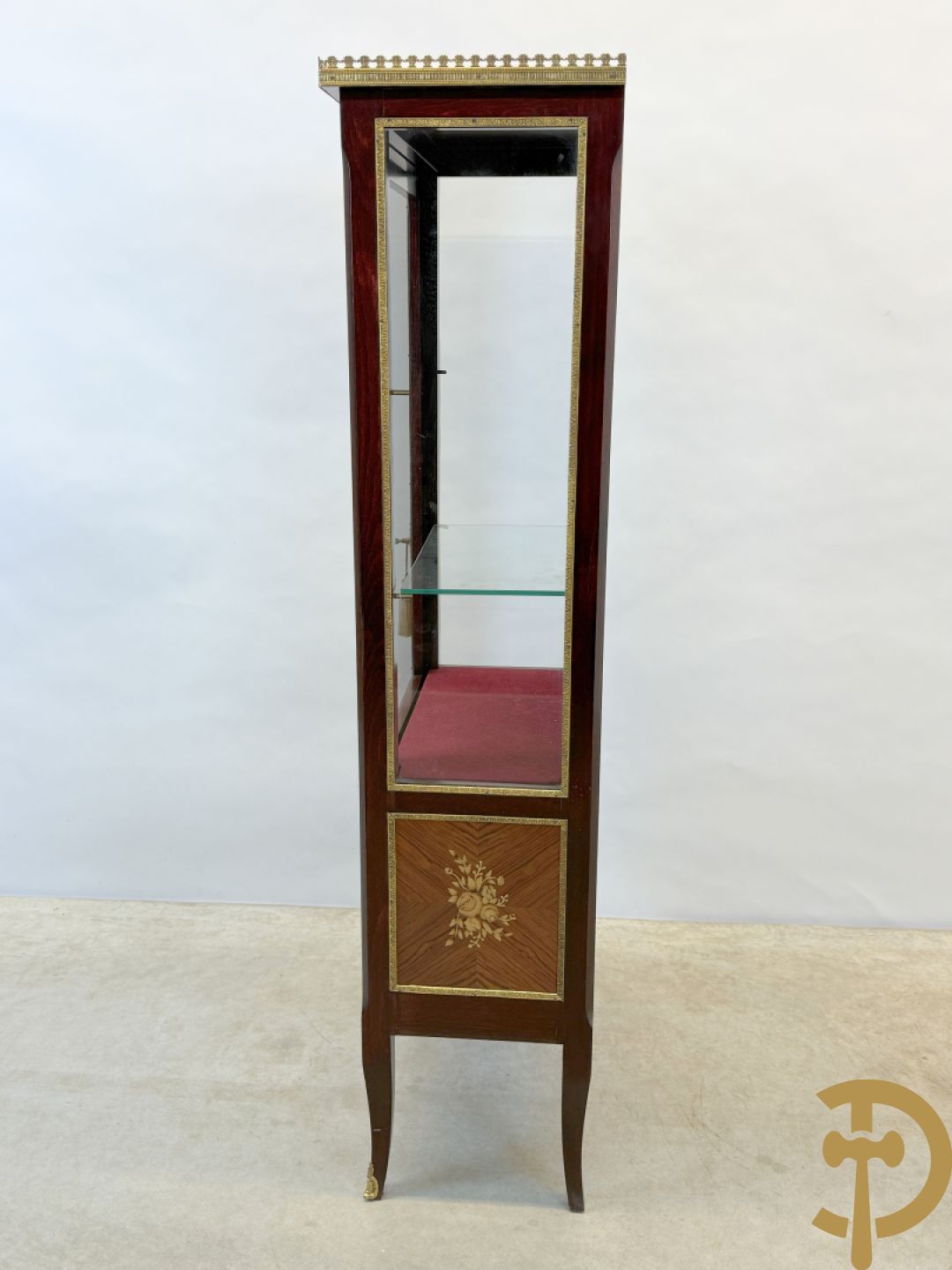 Notelaren vitrine met bloemenmarketterie en bronzen gallerij