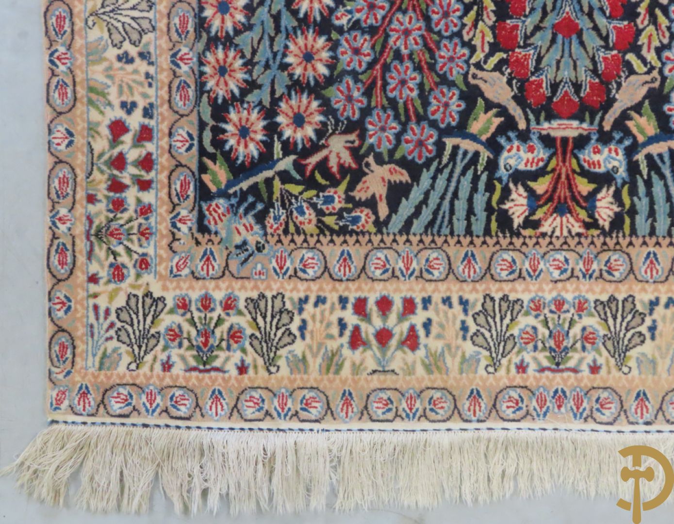 Oosters handgeknoopt tapijt Heriké met decor van amforen , bloemen en vogels