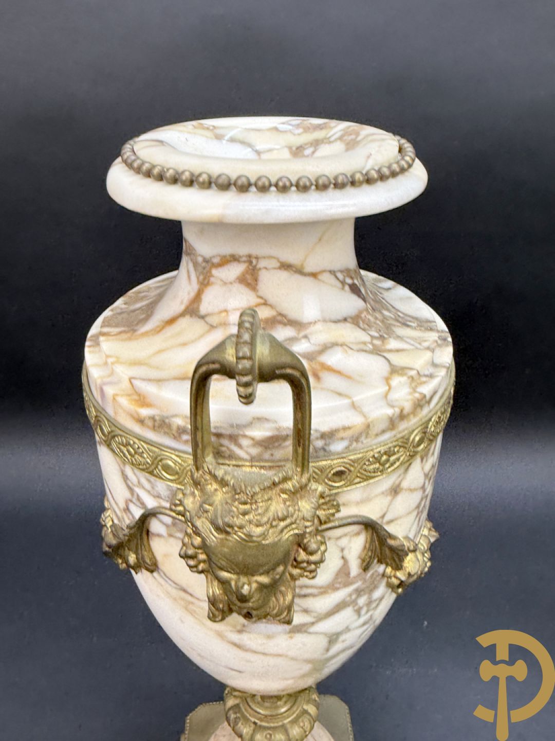 Paar marmeren cassolettes met hermenhoofden en guirlandes