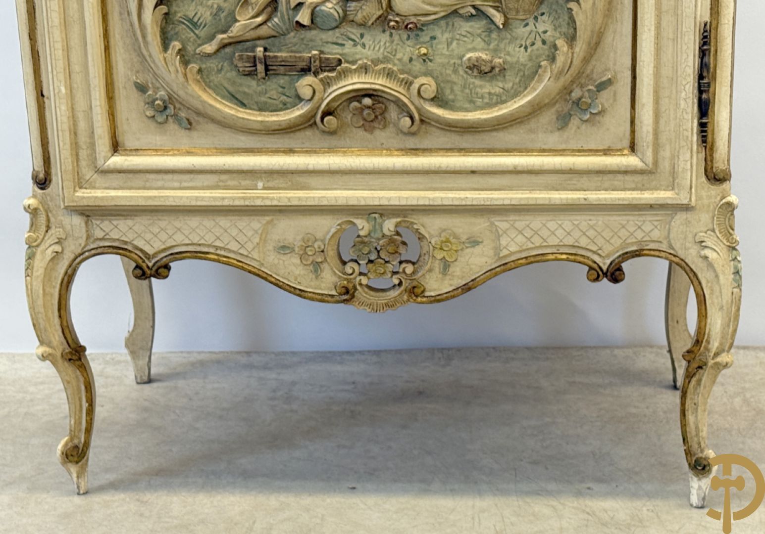 Gemonochromeerde Louis XV vitrine met basrelief van romantische scène