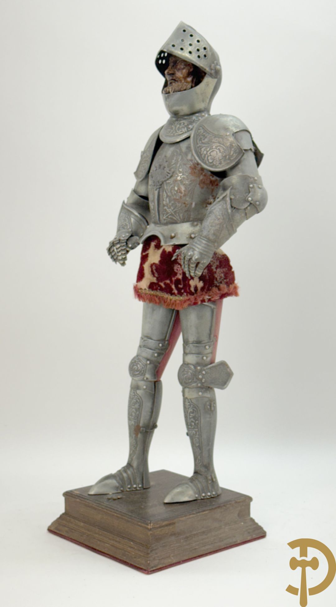 Miniatuur harnas met terra cotta hoofdje in helm op houten voet