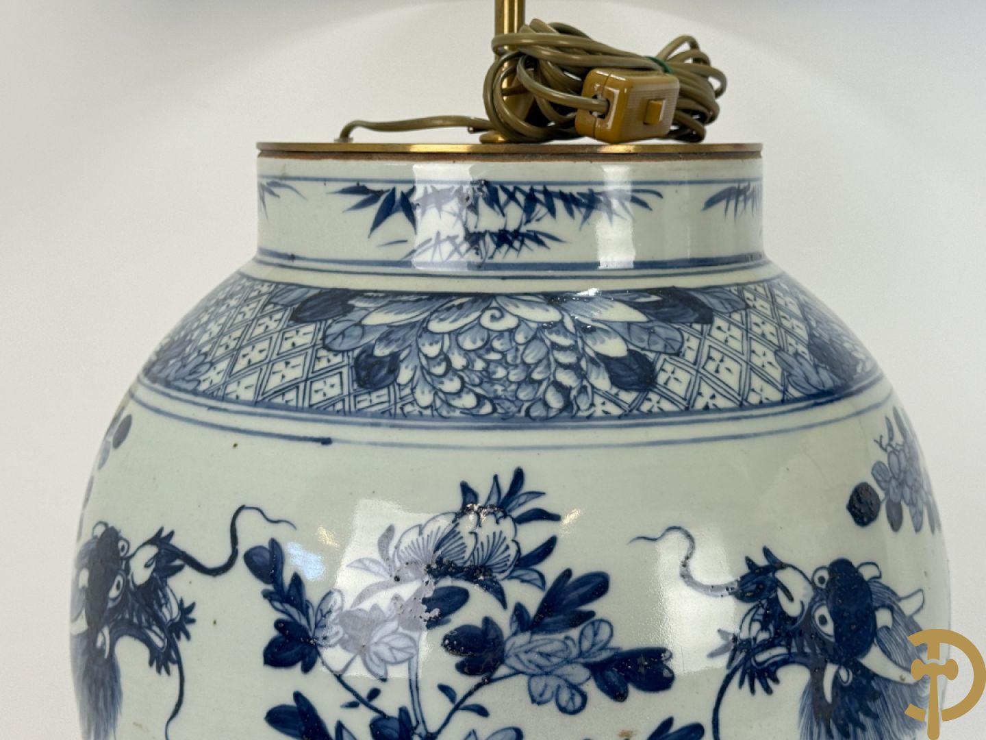 Paar Chinese blauw/witte porseleinen dekselvazen gedecoreerd met draken en bloemenmotieven, als lampadaire omgebouwd