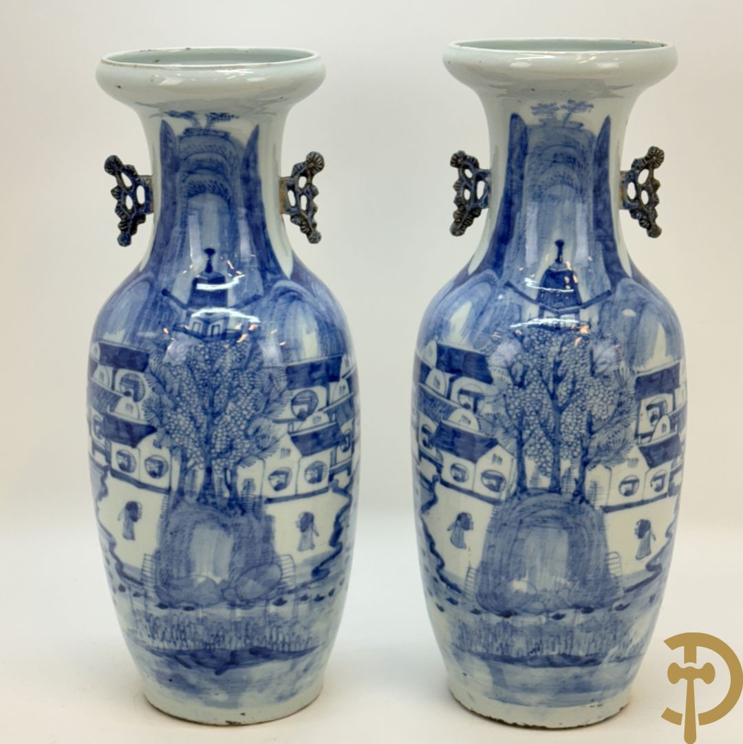 Paar Chinese blauw/wit vazen met geanimeerd huizendecor