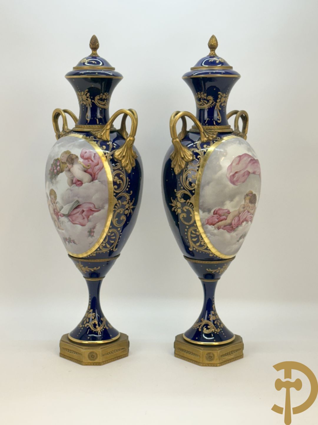 Paar Sèvres stijl vazen met bronzen oren en éénzijdig decor van cupido