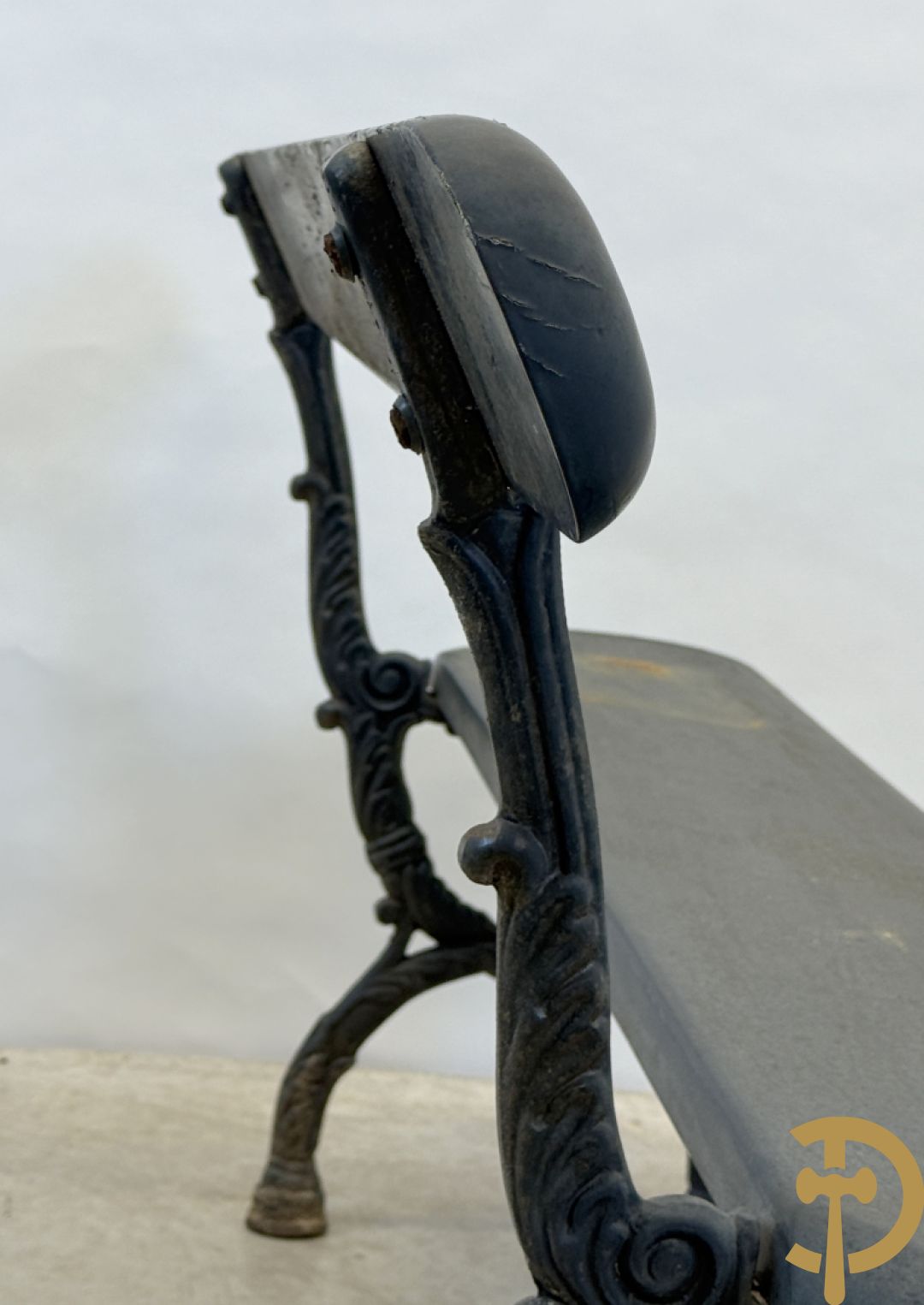 Tuinbank met houten beschilderde zitting en rugleuning op metalen chassis