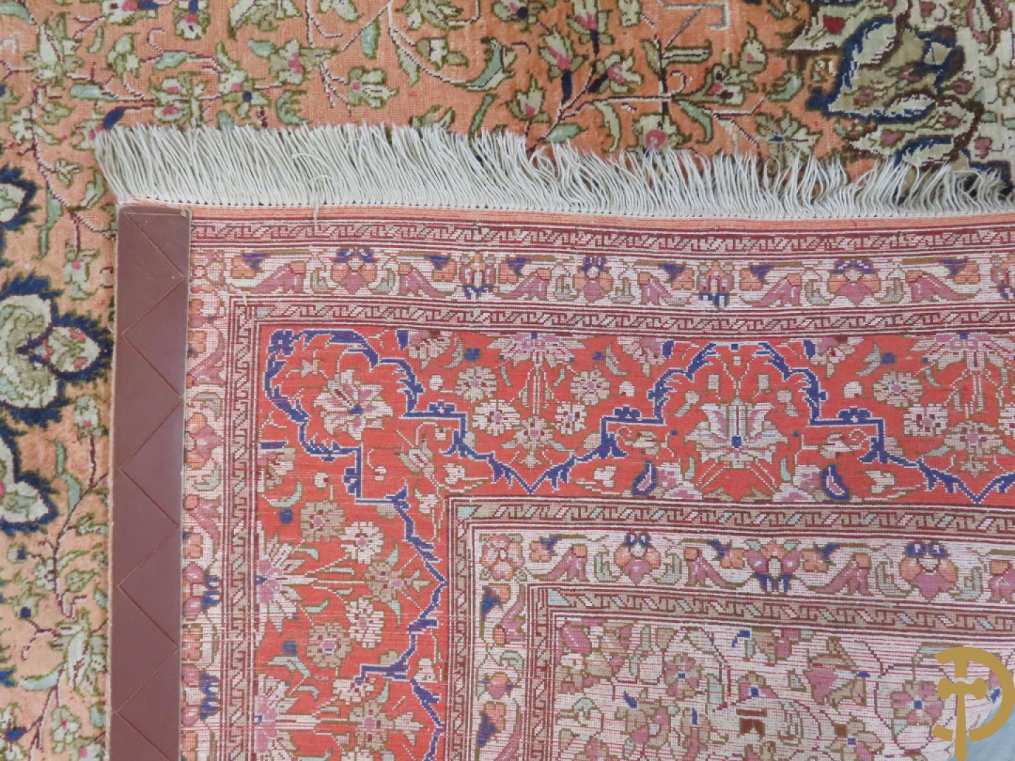 Oosters handgeknoopt tapijt zijde op katoen met centraal medaillon en bloementaferelen