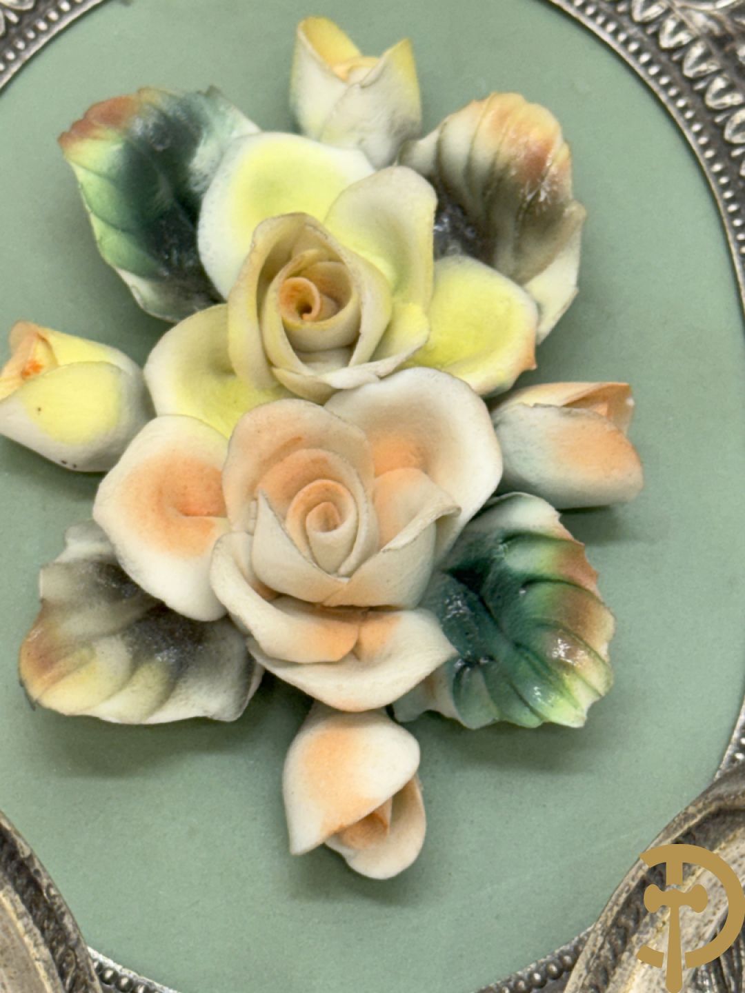 Paar verchroomde bronzen twee-armige applieken met porseleinen bloemen bezet