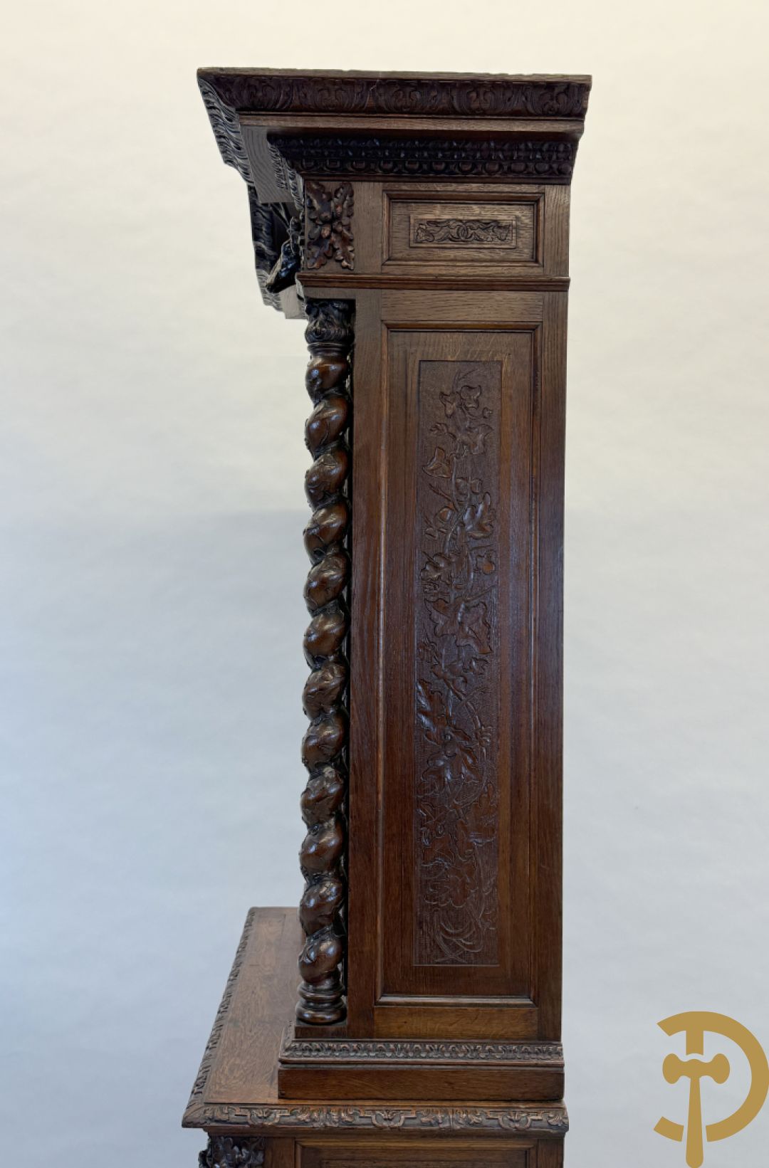 Massief eiken jacht deux-corps, bovenaan met vitrine, zijdelings met getorste zuilen, onderaan met sculptuur van everzwijn en eikebladranken