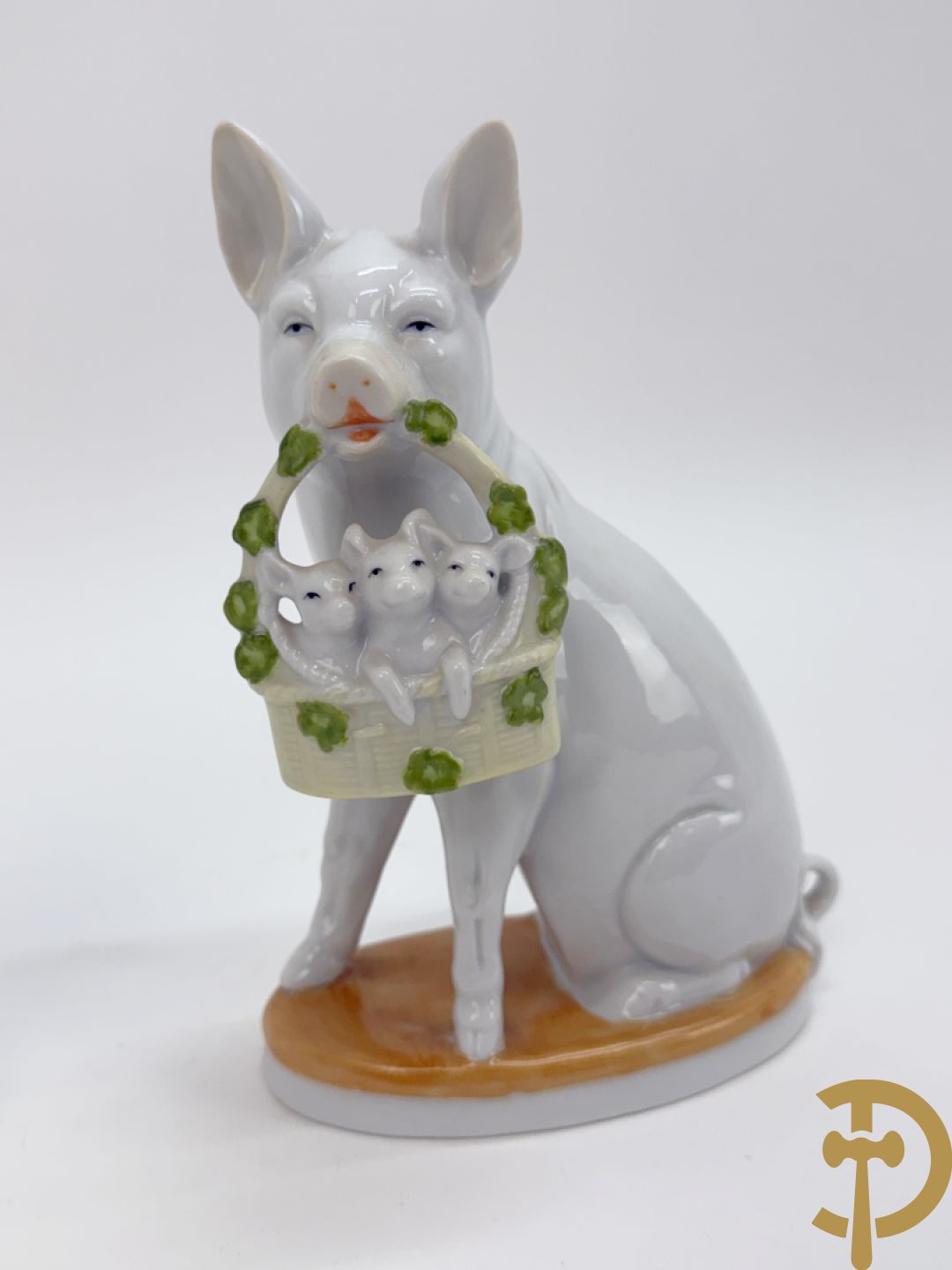 Koppel porseleinen beeldjes met varkens houdende een mandje met biggetjes