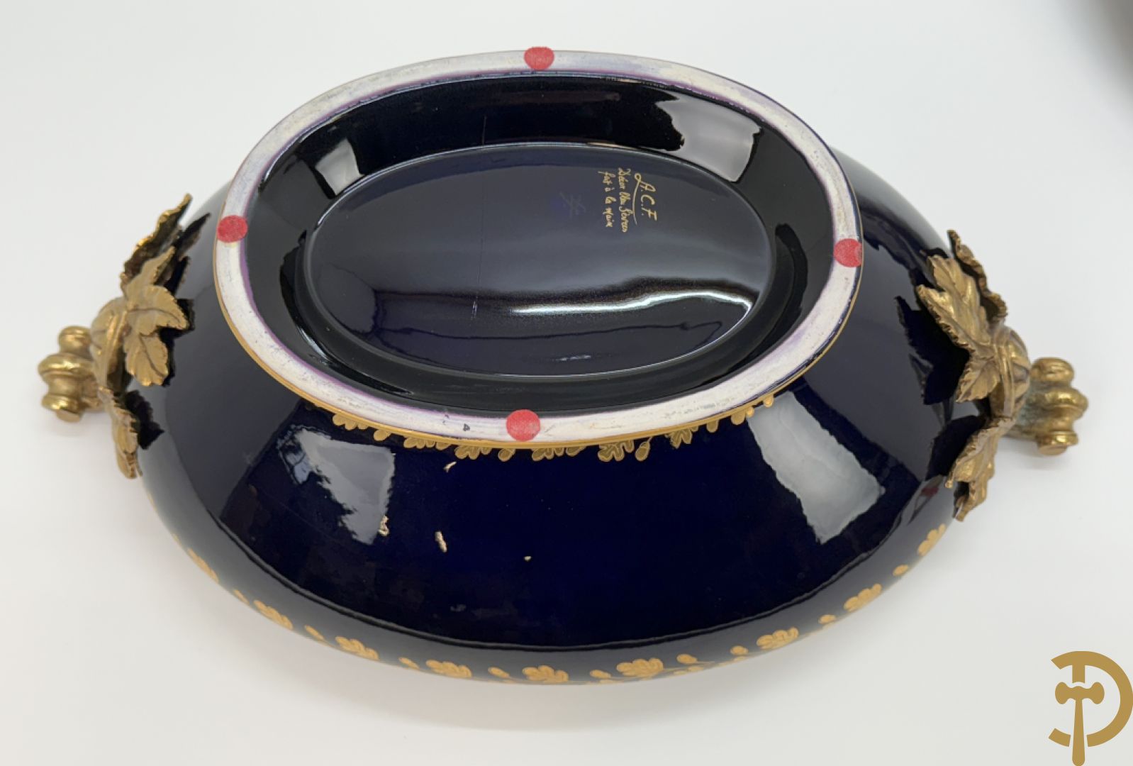 ROULI E. getekend, donkerblauwe Sèvres stijl coupe met deksel op onderschaal en bezet met bronzen ornamenten, gemerkt ACF onderaan