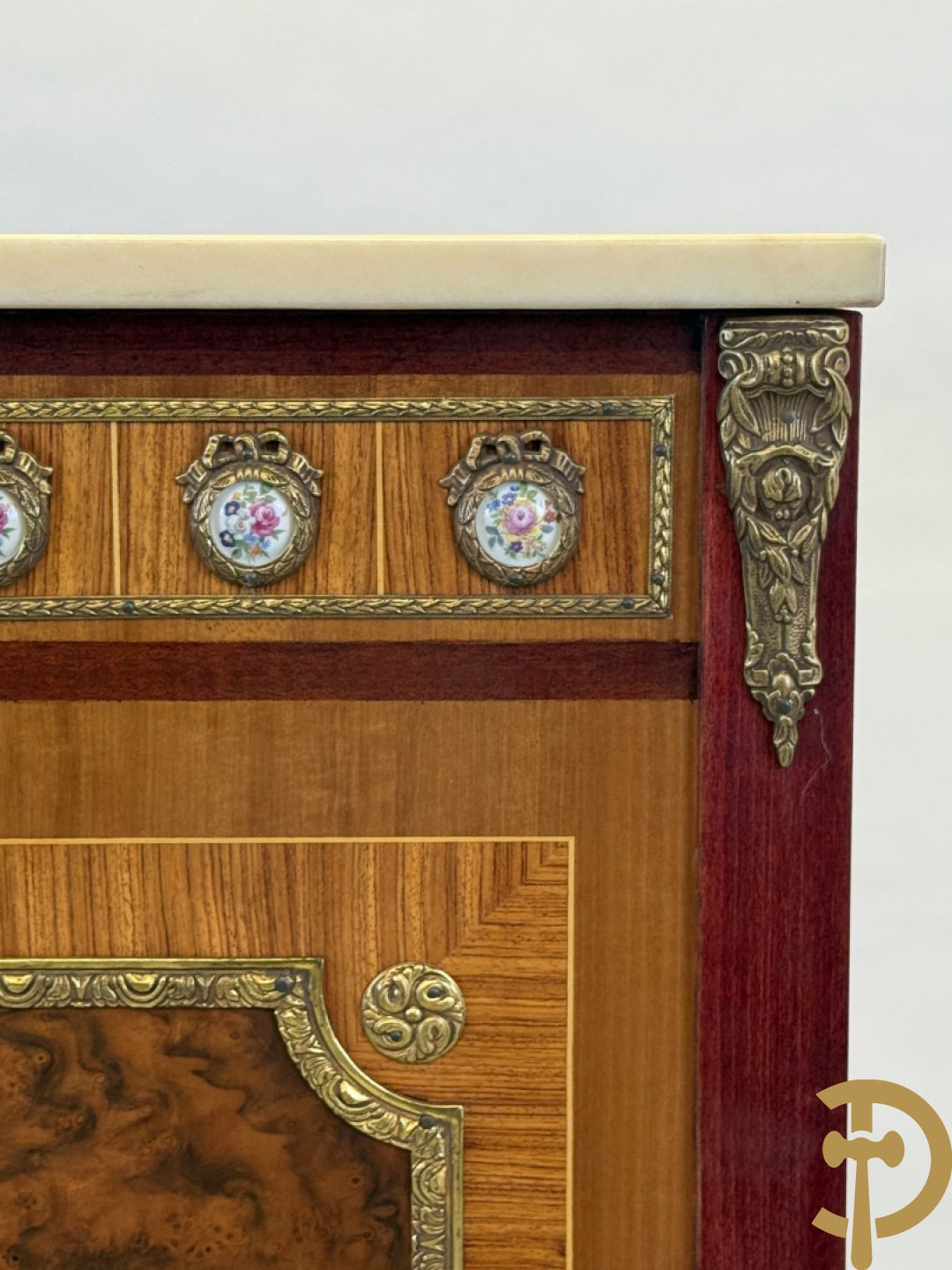 Notelaren TV/barmeubel bezet met bloemenmarquetterie en bronzen ornamenten met porseleinen plakkettes